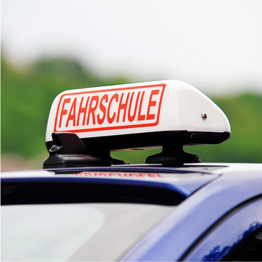 Fahrschul-Dachschild auf einem Fahrschulwagen